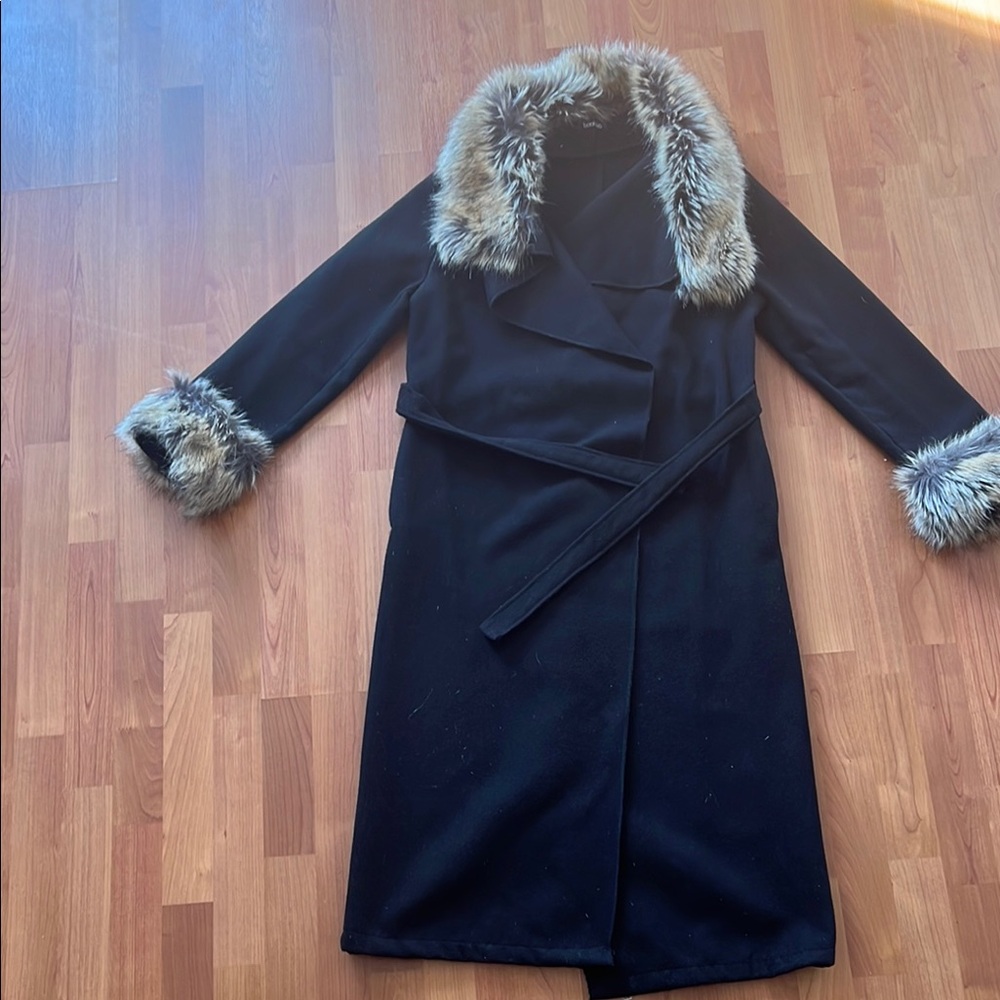 Stylish Black Coat with Faux Fur Accents